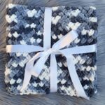 Puffy deka - melírovaná sivá s malými očkami