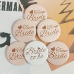 Set odznakov Team Bride - béžové