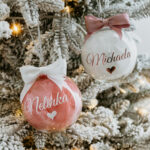 Vianočná guľa s menom a srdiečkom