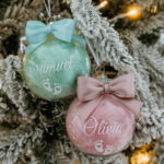 Vianočná guľa s menom a odtlačkami nožičiek